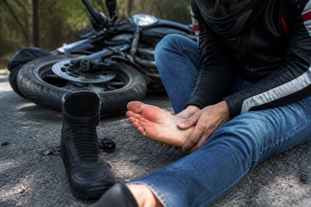 Accident moto pied : causes, blessures et solutions de protection